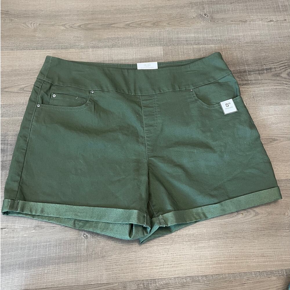 NWT Green Pull-on Cuffed Stretch Flat Front Shorts